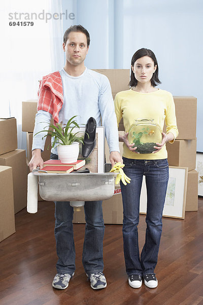 Mann halten Hausarbeit Eigentumswohnung neues Zuhause