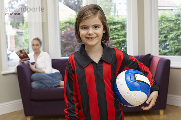 Portrait  halten  Fußball  Ball Spielzeug  Mädchen