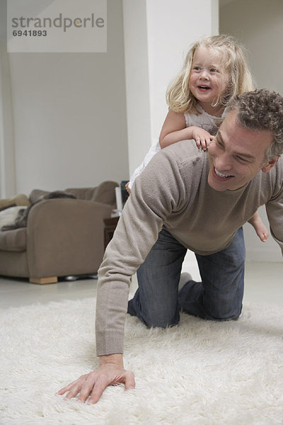 Vater und Tochter spielen