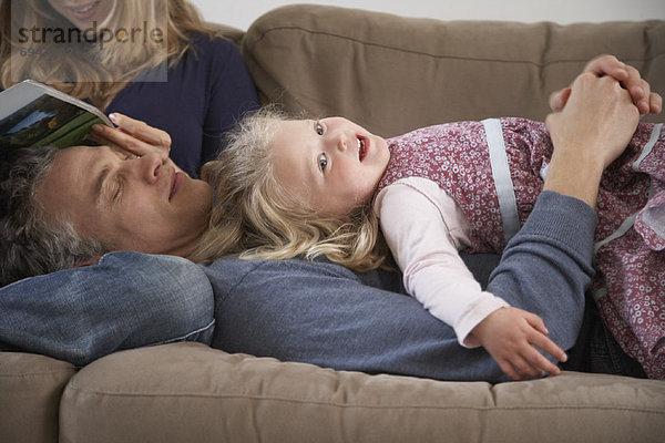 Familie auf Sofa