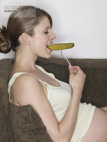 eingelegt einlegen Frau Schwangerschaft Gurke essen essend isst