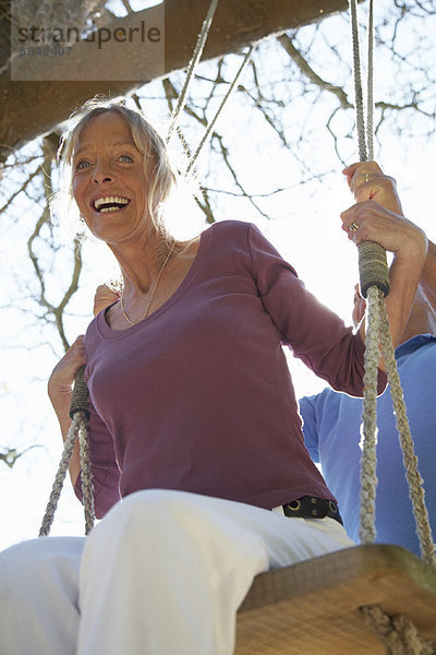 Frau auf Swing