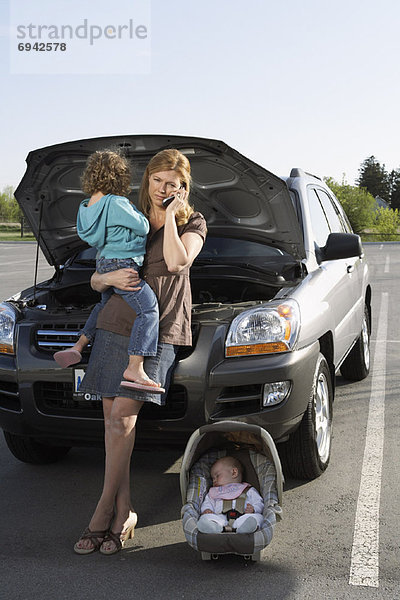 Handy  benutzen  Auto  Ärger  Gespräch  Gespräche  Unterhaltung  Unterhaltungen  Mutter - Mensch  Hilfe