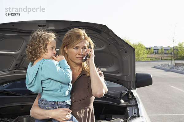 Handy  benutzen  Auto  Ärger  Gespräch  Gespräche  Unterhaltung  Unterhaltungen  Tochter  Mutter - Mensch  Hilfe