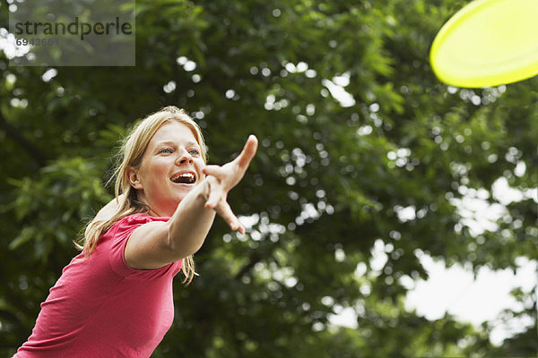 Frau  werfen  Frisbee