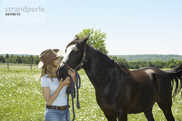 Frau mit Pferd