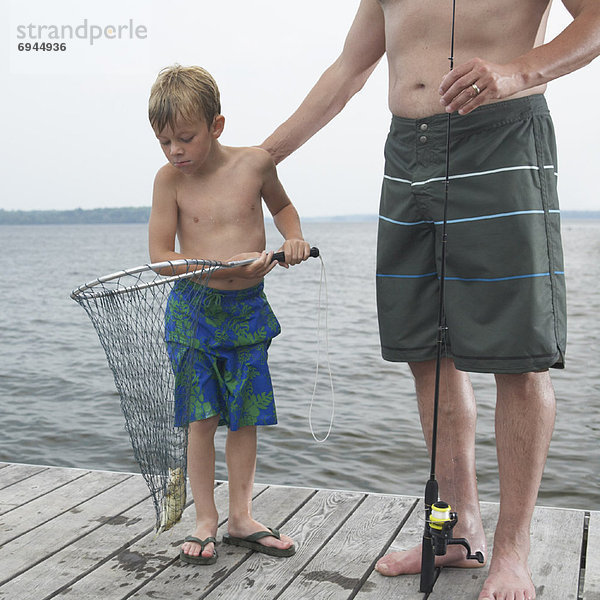 Menschlicher Vater Sohn Dock angeln