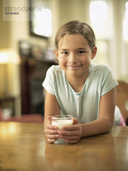 Little Mädchen trinken Milch