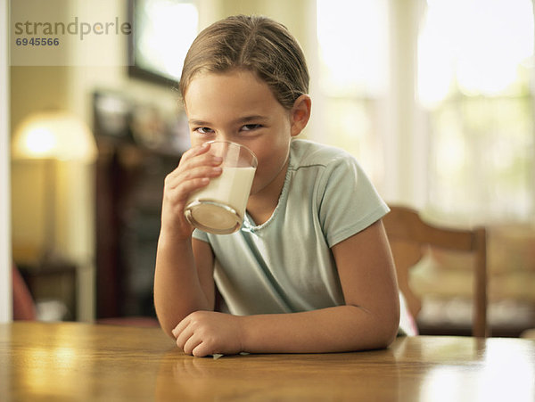 Little Mädchen trinken Milch