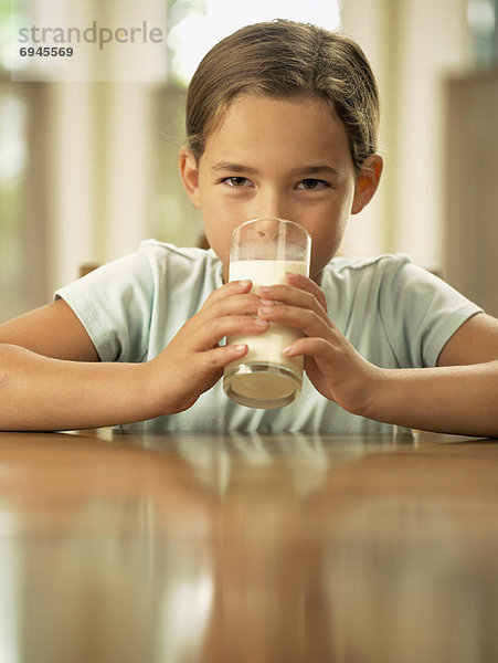 Little Mädchen trinken Milch