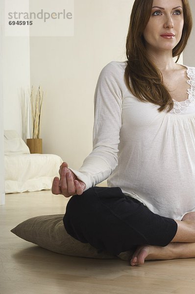 Frau üben Schwangerschaft Yoga
