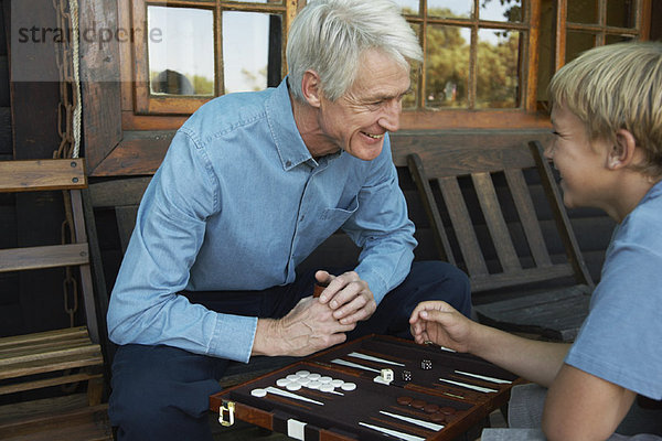 Enkelsohn Großvater Backgammon spielen