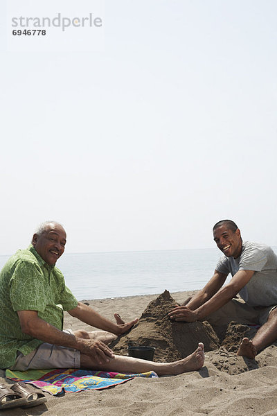 Menschlicher Vater  Sohn  Sand  spielen