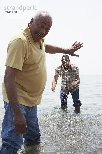 Wasser  Menschlicher Vater  Sohn  spielen