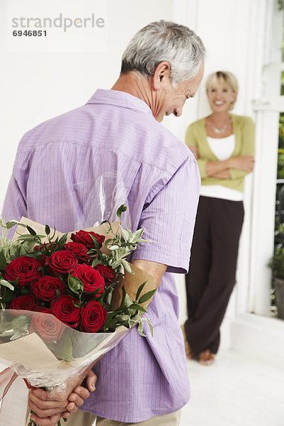 Mann geben Sie Blumen zu Frau