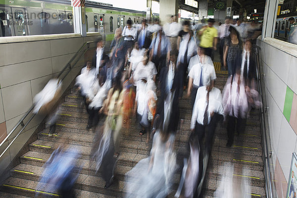 Mensch  Menschen  Tokyo  Hauptstadt  Pendler  Japan  Haltestelle  Haltepunkt  Station