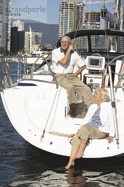 Paar auf Segelboot