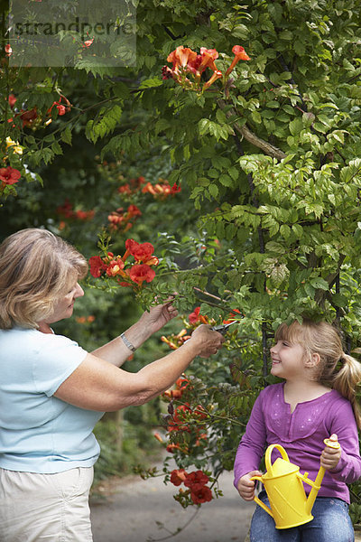 Großmutter und Enkelin Gartenarbeit