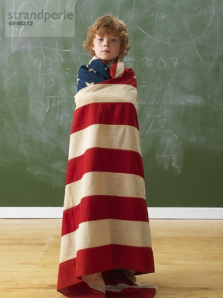 Junge - Person  Fahne  amerikanisch  umwickelt
