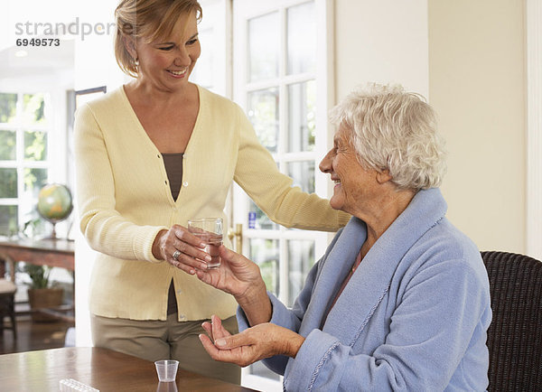 Senior  Senioren  Frau  nehmen  Pille  Hilfe