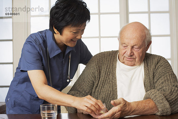 Senior Senioren Mann nehmen empfangen Hilfe Pille