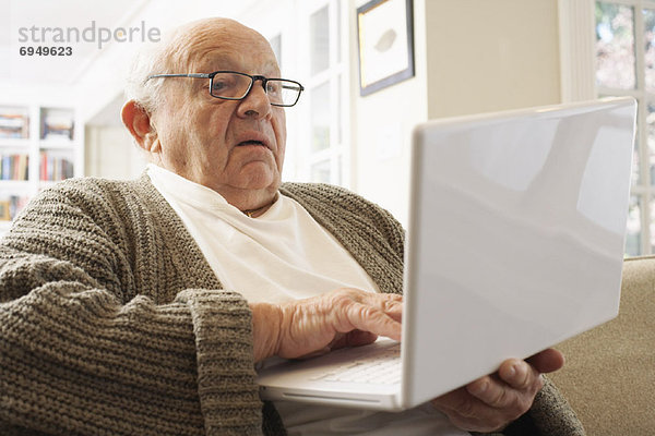 Senior Senioren benutzen Mann Computer Notebook