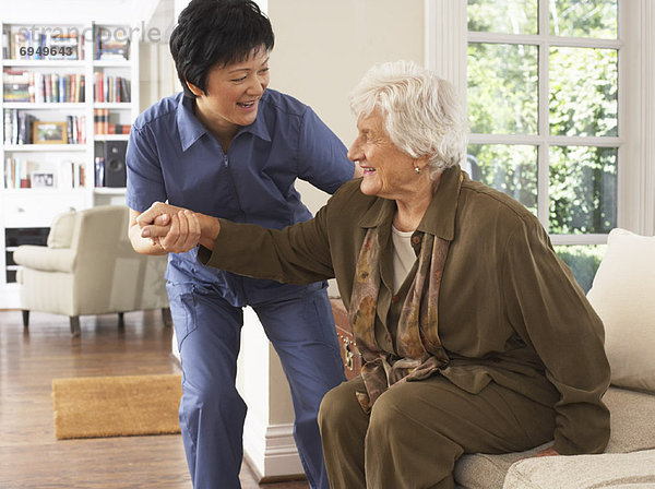 Senior Senioren Frau empfangen Stuhl Hilfe rauskommen