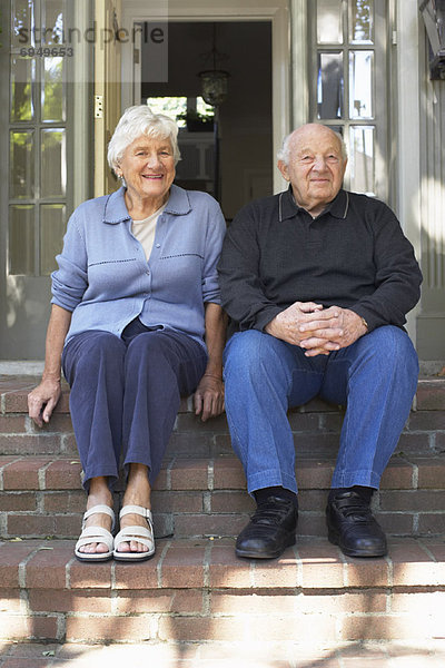 sitzend Senior Senioren Portrait Türschwelle