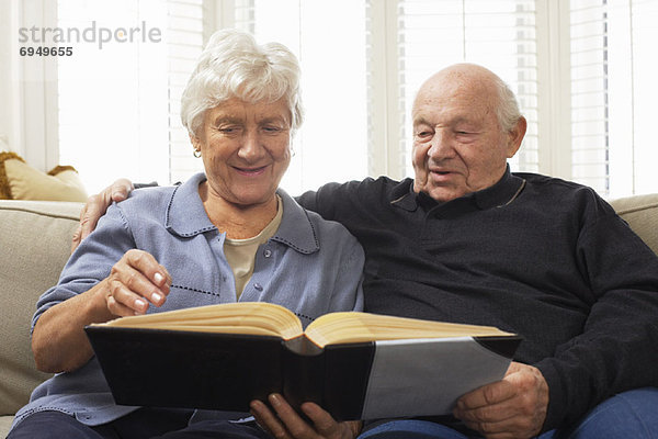 sitzend Senior Senioren Zusammenhalt sehen Couch Buch Taschenbuch