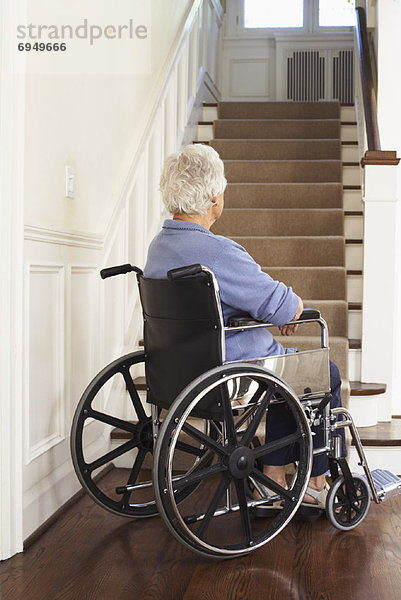 Stufe  Senior  Senioren  Frau  Boden  Fußboden  Fußböden  Rollstuhl