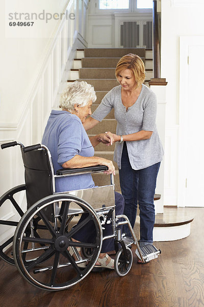 Senior  Senioren  Frau  empfangen  Hilfe  Rollstuhl