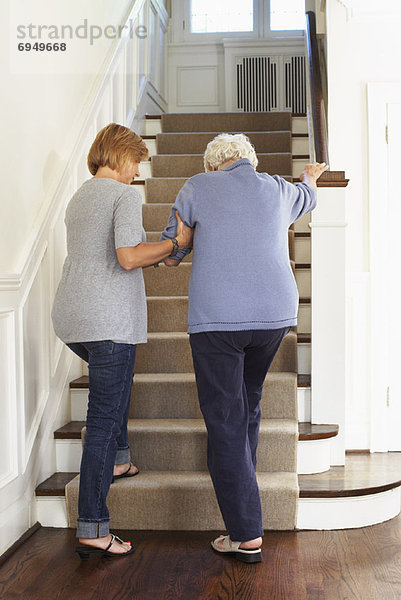 Stufe  hoch  oben  Senior  Senioren  Frau  empfangen  gehen  Hilfe