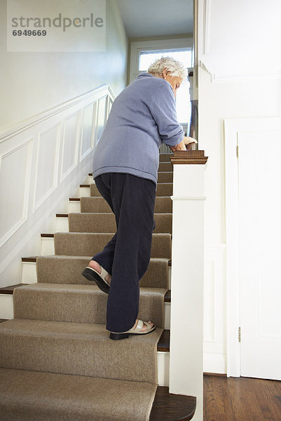 Stufe  anprobieren  hoch  oben  Senior  Senioren  Frau  gehen