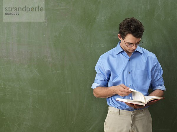 Buch  frontal  Lehrer  Taschenbuch  Schreibtafel  Tafel