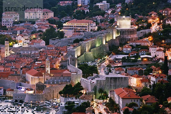 Großstadt Kroatien Dubrovnik Abenddämmerung alt