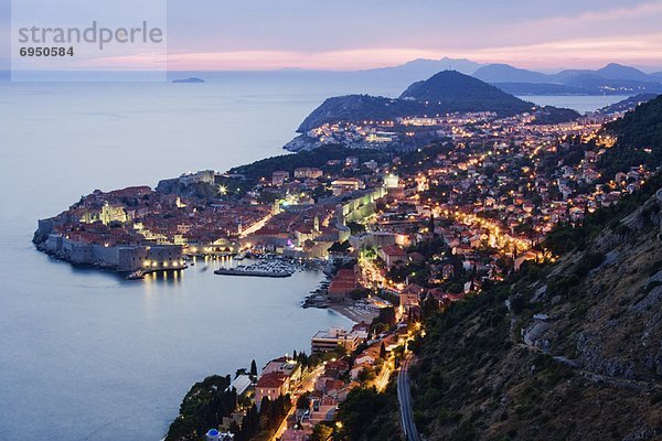 Großstadt  Kroatien  Dubrovnik  Abenddämmerung  alt