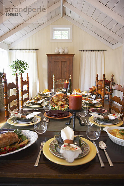 Traditioneller Truthahn mit Beilagen zu Thanksgiving