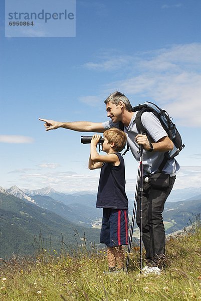 sehen  Menschlicher Vater  Sohn  blättern  Fernglas