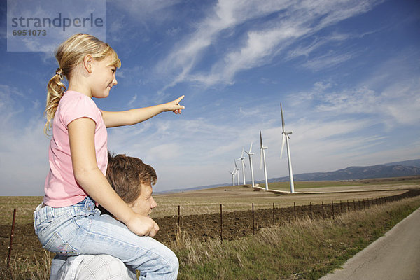 Windturbine Windrad Windräder zeigen Menschlicher Vater Menschliche Schulter Schultern jung Mädchen