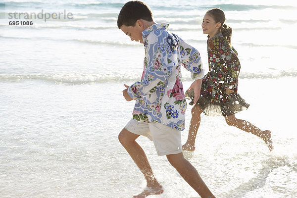 Kinder laufen am Strand