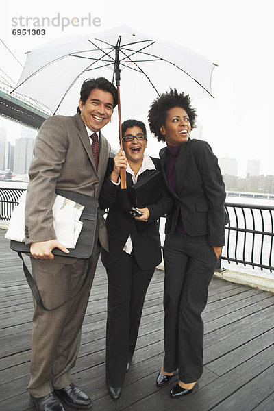 Vereinigte Staaten von Amerika  USA  New York City  Mensch  Menschen  Regenschirm  Schirm  unterhalb  Business  East River