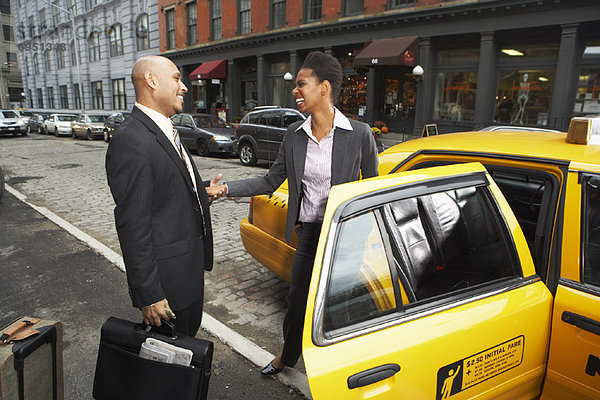 Vereinigte Staaten von Amerika USA Mensch Menschen Menschliche Hand Menschliche Hände New York City Taxi Business schütteln