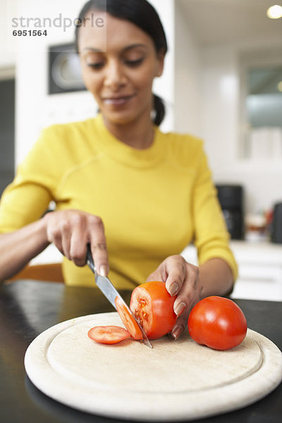 Frau  schneiden  Tomate