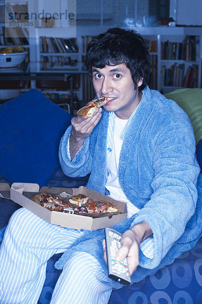 Mann  sehen  Fernsehen  Pizza  essen  essend  isst