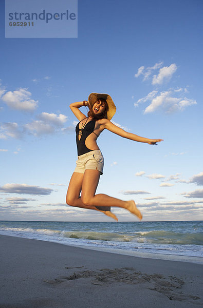 Frau springen am Strand
