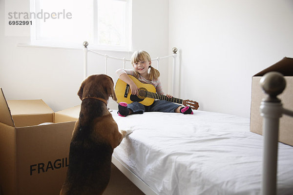 Schlafzimmer Hund Gitarre Eigentumswohnung Mädchen neues Zuhause