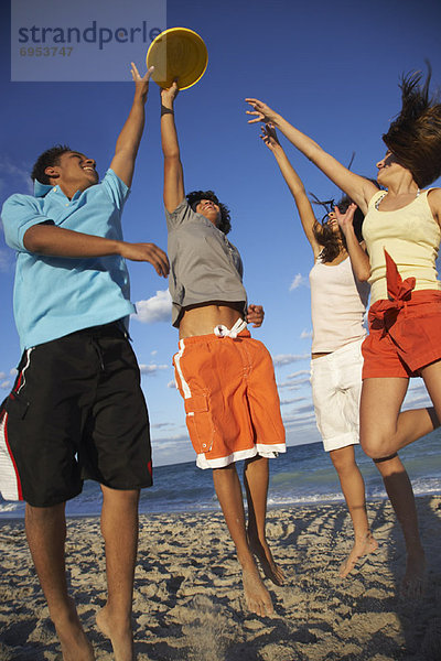 Freundschaft  Strand  Frisbee  spielen