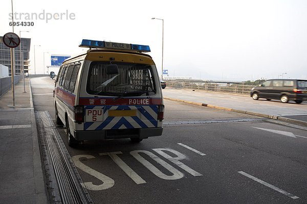 Kleintransporter  Flughafen  China  Hongkong  Polizei  Lieferwagen