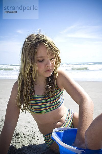 Girl Playing am Strand