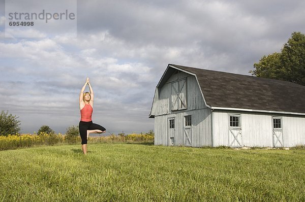 Frau macht Yoga Außenaufnahme